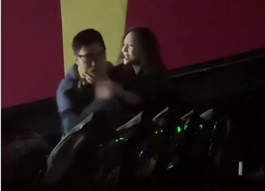 诱惑的女秘书的相关介绍