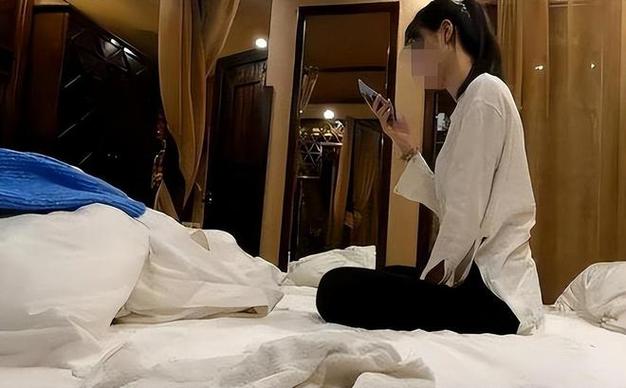 一边爽一边摸一边叫床的相关介绍