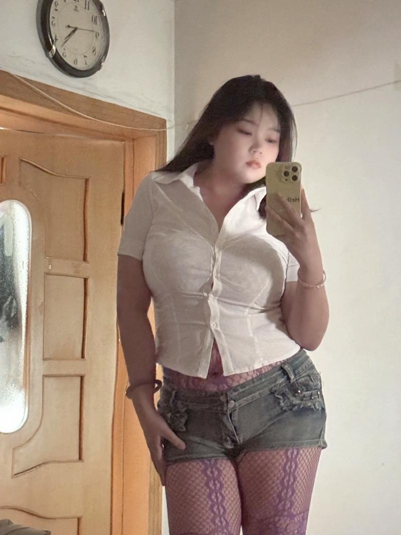 亚洲BBW少妇的丰腴魅力：大码穿搭指南与自信生活态度分享