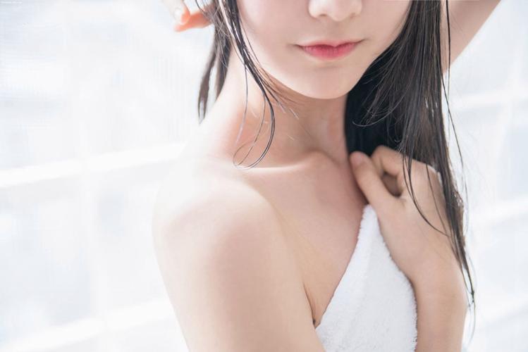 一边亲上边一边摸下边的视频的相关介绍