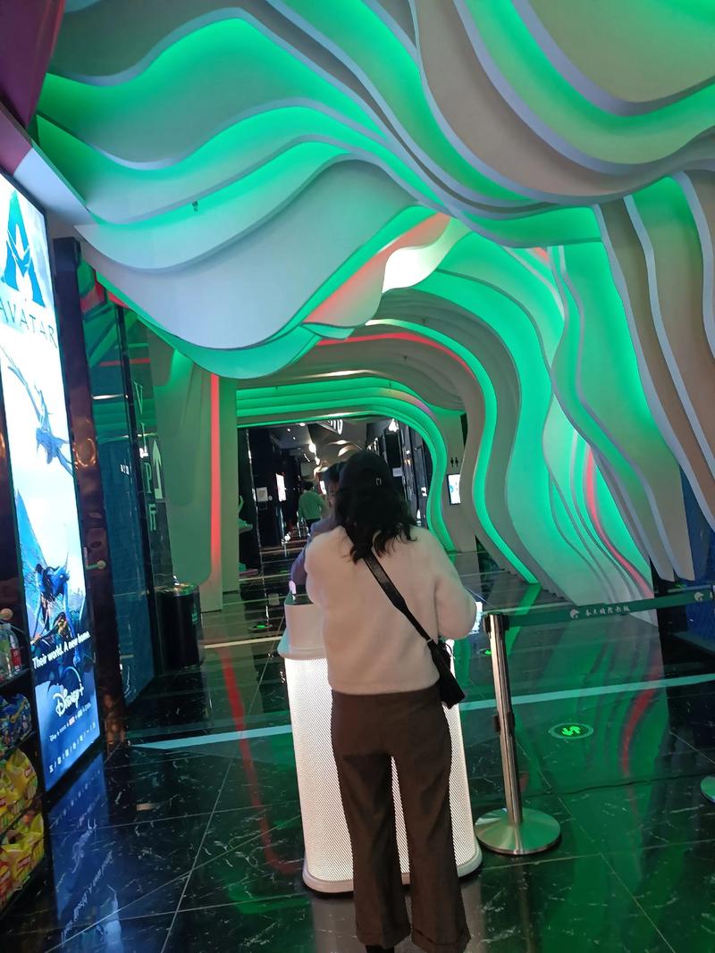 操白黑丝美女的相关介绍