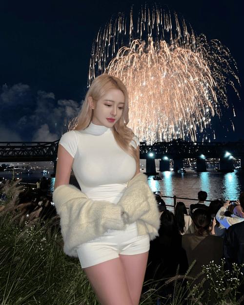 亚洲少妇日常穿搭与体态管理指南：长尾关键词1：亚洲少妇减龄穿搭技巧；长尾关键词2：产后体态恢复训练方法；长尾关键词3：少妇气质提升搭配心得