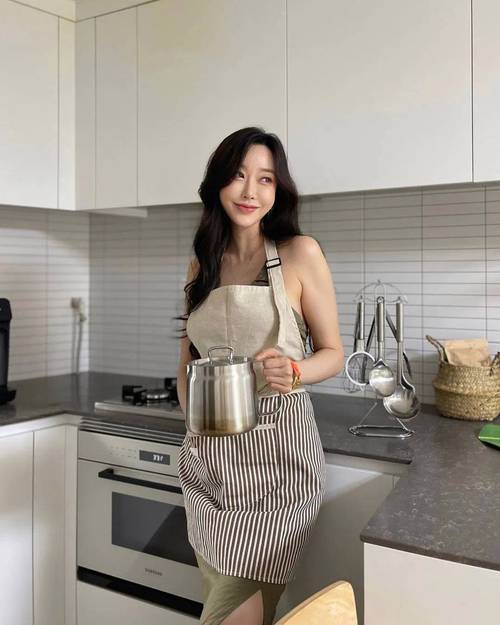 av黑丝少妇的相关介绍